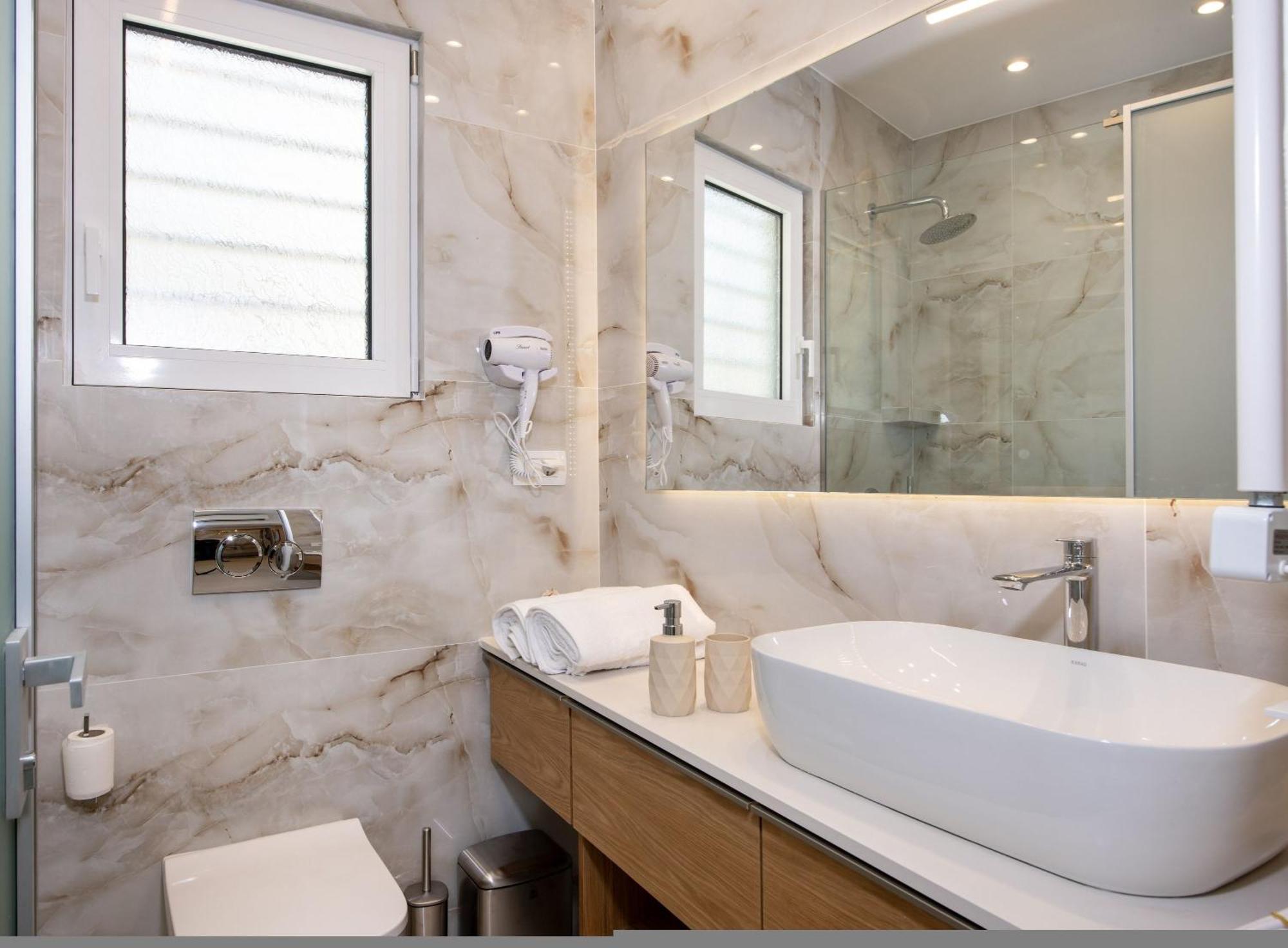 Cherry Central Luxury Suites Chania  Buitenkant foto